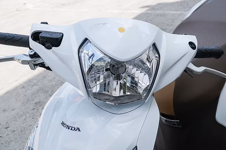 Honda Vision phiên bản mới vẫn giữ nguyên thiết kế nhỏ gọn, năng động vốn đã và đang rất thành công khi được nhiều khách hàng Việt Nam ưa chuộng. Xe vẫn được trang bị đèn pha và đèn hậu dạng halogen, xi nhan đặt dưới mặt nạ phía trước khá gọn gàng.
