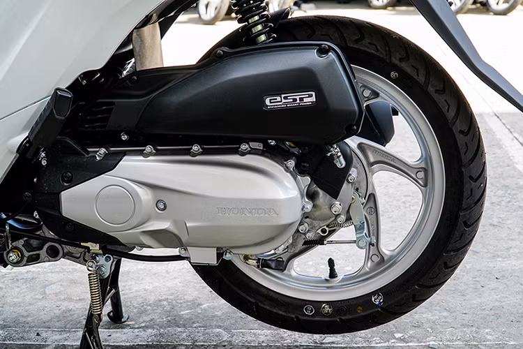 Ngoài ra trên phiên bản mới này, Honda Vision tiếp tục được thương hiệu xe máy Nhật Bản trang bị động cơ thông minh thế hệ mới eSP 110cc, làm mát bằng không khí, phun xăng điện tử PGM FI, tích hợp bộ đề ACG cùng hệ thống ngắt động cơ tạm thời Idling stop...