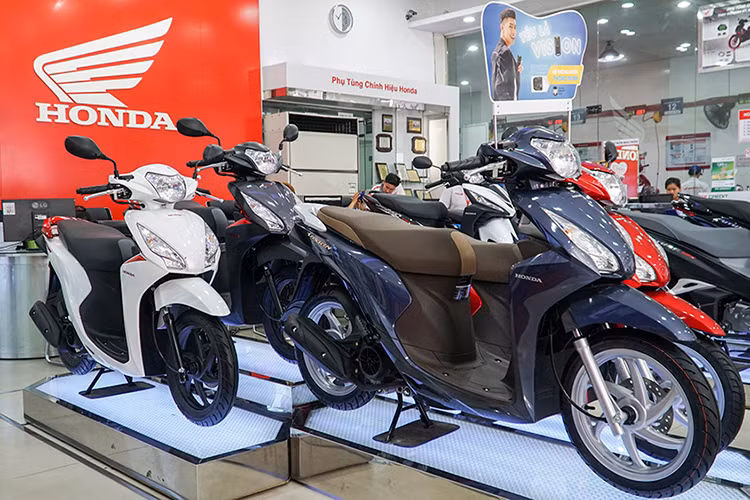 Bên cạnh màu đen mờ huyền bí trên xe ga Honda Vision mới, các nhà thiết kế bổ sung thêm tông đen với nền bóng, dành cho những khách hàng mong muốn sở hữu phong cách năng động nhưng vẫn cuốn hút tạo được sự bí ẩn. Trong khi đó, trên phiên bản tiêu chuẩn, màu đỏ đậm được bổ sung nhằm nổi bật vẻ ngoài sang trọng nổi bật của chủ sở hữu.