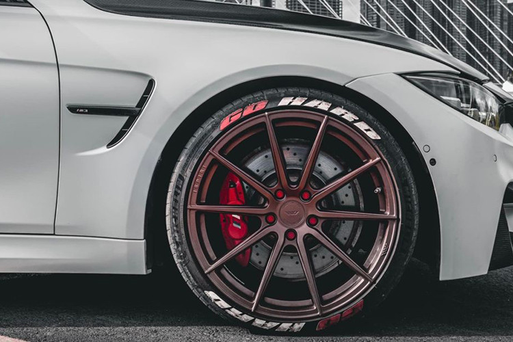 Mặc dù không phải chiếc BMW M3 thế hệ mới nhất nhưng khả năng vận hành của chiếc xe này vẫn làm nên sự hấp dẫn đối với người chơi khi xe được trang bị động cơ 6 máy dung tích 3.0L cho mức công suất lên đến 425 mã lực và 550 Nm đi kèm với hộp số ly hợp kép 7 cấp.