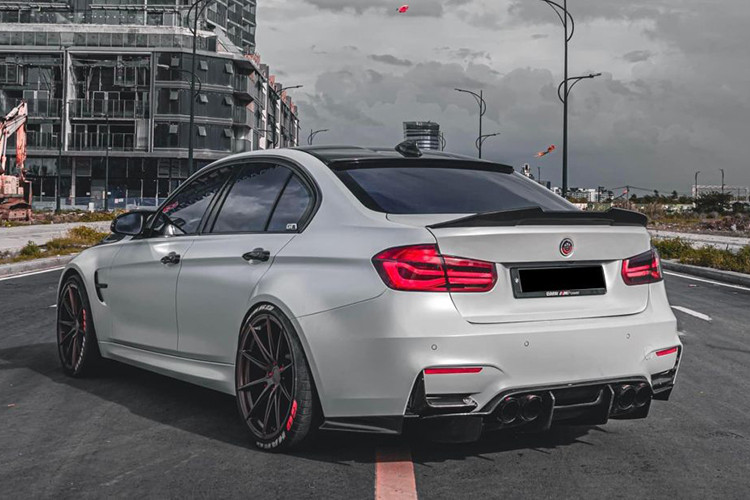 Người rao bán cũng cho biết chiếc BMW M3 đặc biệt này đã lăn bánh được 39.000 km, và có rất nhiều đồ chơi theo xe cũng như giá bán không hề rẻ. Đặc biệt xe vẫn giữ nguyên bộ ngoại thấy body kit cùng nhiều chi tiết carbon giúp xe thể thao hơn so với nguyên bản.