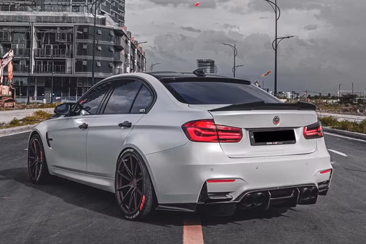 Người rao bán cũng cho biết chiếc BMW M3 đặc biệt này đã lăn bánh được 39.000 km, và có rất nhiều đồ chơi theo xe cũng như giá bán không hề rẻ. Đặc biệt xe vẫn giữ nguyên bộ ngoại thấy body kit cùng nhiều chi tiết carbon giúp xe thể thao hơn so với nguyên bản.