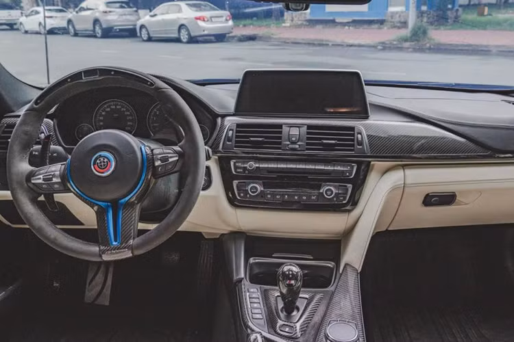 Nhà sản xuất cho biết chiếc BMW M3 này chỉ mất 4.3 giây để tăng tốc từ 0-100 km/h trước khi đạt tốc độ tối đa 250 km/h. Thông số này so với thời điểm đại vẫn hơn hẳn nhiều mẫu xe thể thao đường phố được phân phối chính hãng lẫn nhập khẩu tư nhân tại Việt Nam.