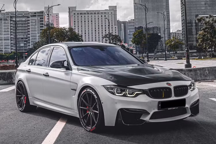 Tuy nhiên, bất ngờ hơn sau khoảng thời gian bị tạm giữ thì mẫu xe thể thao BMW M3 này bất ngờ xuất hiện trên sàn mua bán xe cũ. Theo hình ảnh thì so với lúc tạm giữ và đến nay xe dường như không có sự thay đổi nào đáng kể.