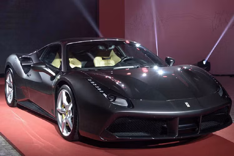 Ferrari 488 GTB được cung cấp công suất 660 mã lực tại vòng tua 8,000 vòng/phút và mô-men xoắn cực đại 760 Nm. Điều bất ngờ là mô-men xoắn trên 488 GTB thậm chí còn cao hơn F12 Berlinetta với động cơ V12 6.0L.