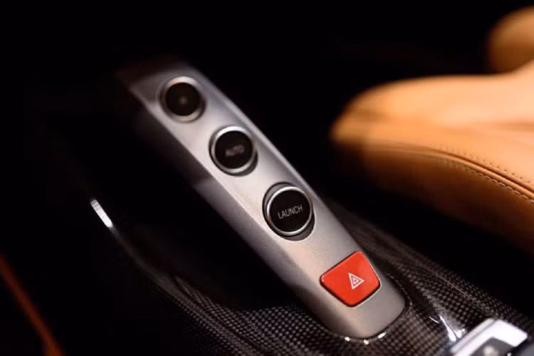 Cụ thể, Ferrari 488 GTB có khả năng tăng tốc từ 0-100 km/h chỉ trong 3 giây, 0-200 km/h trong 8.4 giây trước khi đạt giới hạn 334 km/h.