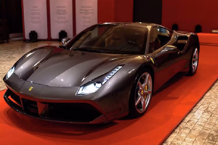 Ferrari 488 GTB sử dụng động cơ V8 3.9L twin-turbocharged, mạnh hơn đáng kể so với động cơ hút khí tự nhiên V8 4.5L trên Ferrari 458 Italia tiêu chuẩn. Con số thực tế đúng như vậy.