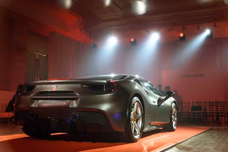 Nhận nhiệm vụ truyền tải 660 sức ngựa từ động cơ V8 3.9L xuống hai bánh sau trên Ferrari 488 GTB vẫn là bộ ly hợp kép 7 tốc độ trên 458 Italia nhưng đã được Ferrari tinh chỉnh lại. 