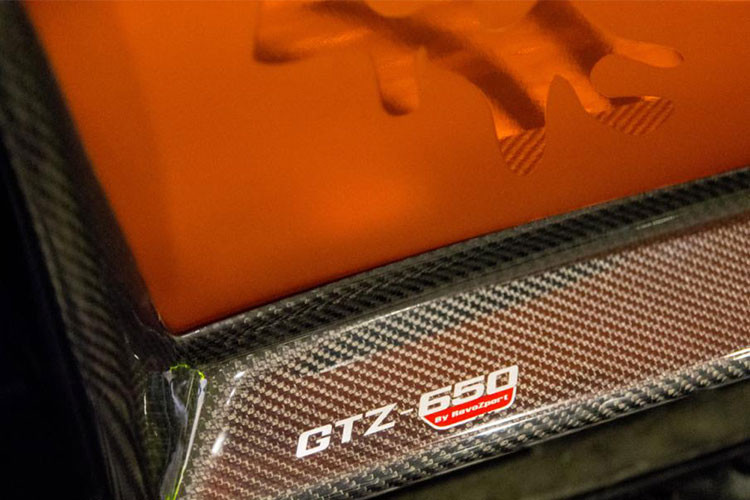 Ngoài bộ áo màu cam cùng các hình vẽ khá độc đáo, chiếc xe thể thao Mercedes-AMG GT S độ 650 mã lực này còn có các điểm nhấn với các chi tiết bằng sợi carbon bóng. La-zăng xe sơn màu đen nhám kết hợp cùng viền màu cam "tông xuyệt tông" với ngoại thất.