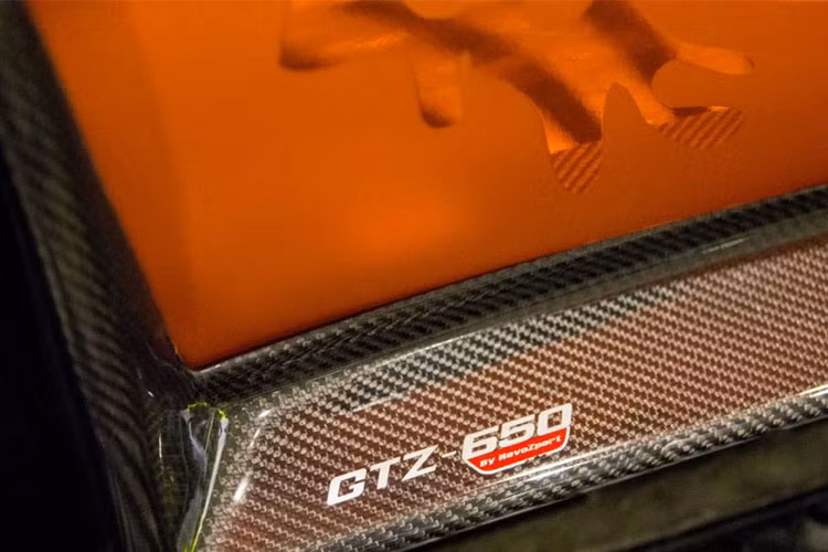 Ngoài bộ áo màu cam cùng các hình vẽ khá độc đáo, chiếc xe thể thao Mercedes-AMG GT S độ 650 mã lực này còn có các điểm nhấn với các chi tiết bằng sợi carbon bóng. La-zăng xe sơn màu đen nhám kết hợp cùng viền màu cam "tông xuyệt tông" với ngoại thất.