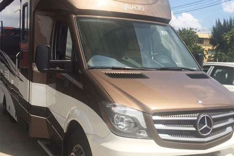 Thiết kế phần đầu xe của Mercedes-Benz Regenade Villagio gây ấn tượng với cặp lưới tản nhiệt lớn mạ crôm sáng, cụm đèn pha led, đèn sương mù nằm dưới cản trước của xe dạng gương cầu. Nắp ca-pô với đường gân dập nổi kéo dài cùng các khe hút gió tản nhiệt lớn dạng xương cá.