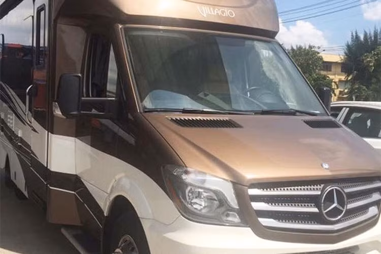 Thiết kế phần đầu xe của Mercedes-Benz Regenade Villagio gây ấn tượng với cặp lưới tản nhiệt lớn mạ crôm sáng, cụm đèn pha led, đèn sương mù nằm dưới cản trước của xe dạng gương cầu. Nắp ca-pô với đường gân dập nổi kéo dài cùng các khe hút gió tản nhiệt lớn dạng xương cá.