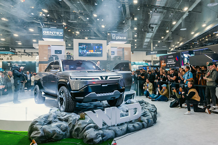Trước đó, mẫu xe bán tải điện VinFast VF Wind 2025 đã gây ấn tượng khi ra mắt toàn cầu ở triển lãm CES 2024 tại Mỹ với vẻ ngoài mạnh mẽ và hiện đại.