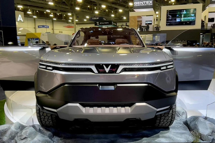 Vì là xe điện nên chiếc bán tải VinFast VF Wild không có lưới tản nhiệt, đèn pha cũng được đặt ở vị trí thấp hơn bình thường. Đuôi xe bo rộng, đèn hậu full led. Mâm xe khá lớn và bề thế cùng nhiều chi tiết "đóng dấu" logo chữ V của thương hiệu xe điện Việt Nam.