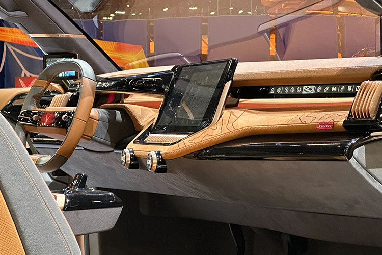 Bên trong của mẫu xe bán tải điện VinFast Wild concept này sẽ có 3 màn hình bên trong khoang lái, bao gồm một màn hình trung tâm, một màn hình phía sau vô lăng và một màn hình dành cho hành khách phía trước.