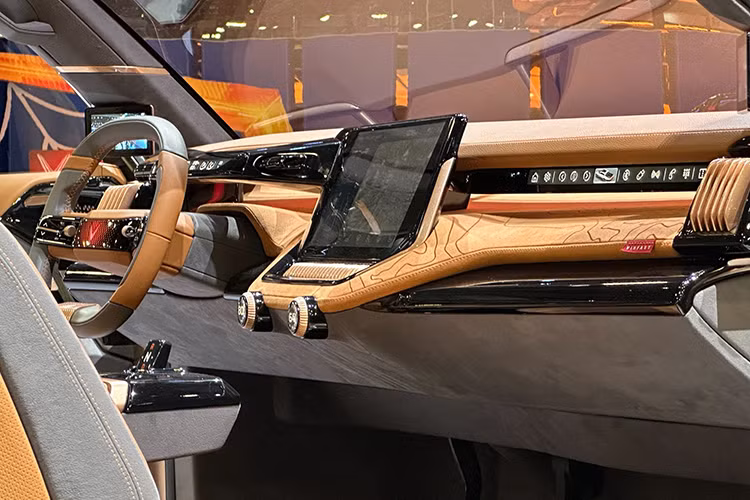 Bên trong của mẫu xe bán tải điện VinFast Wild concept này sẽ có 3 màn hình bên trong khoang lái, bao gồm một màn hình trung tâm, một màn hình phía sau vô lăng và một màn hình dành cho hành khách phía trước.