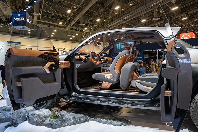 Điểm nhấn đáng chú ý là VinFast Wild có cửa xe mở dạng ngược kiểu Rolls-Royce và xe không có cột B, thiết kế này hiện chưa xuất hiện trên bất kỳ mẫu xe bán tải nào trên thị trường. Ngoài ra, phần kính lái kéo dài gần hết nóc xe cũng là chi tiết thú vị trên mẫu xe bán tải điện của VinFast.