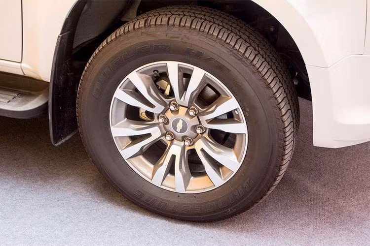 Đầu xe nổi bật với lưới tản nhiệt hình thang bo tròn các góc gồm hai thanh ngang xếp song song nhau, cụm đèn pha tích hợp dải đèn LED chiếu sáng ban ngày, cản trước được thiết kế tinh tế, tạo cảm giác liền mạch. Phần đuôi xe có thiết kế khá đơn giản với cụm đèn hậu dạng LED vuốt sang hai bên thân xe, ống xả hình chữ nhật mạ cờ-rôm, mâm hợp kim đa chấu kích thước 18 inch...