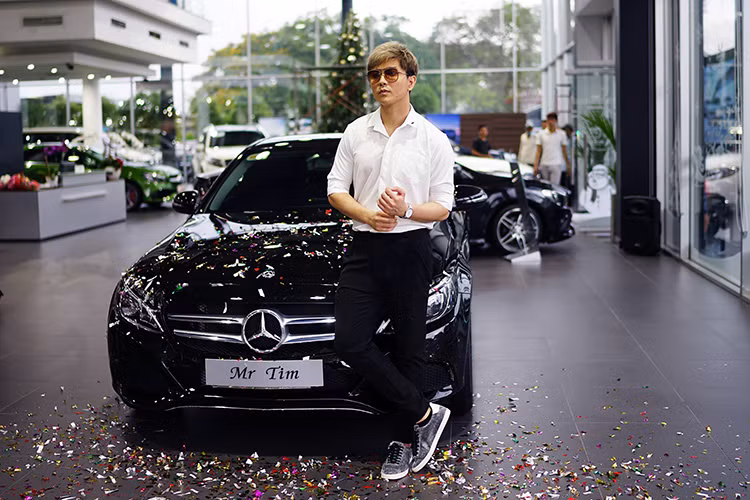 Bình Minh - Trương Quỳnh Anh đang trở thành tâm điểm khi bị rò rỉ loạt ảnh tình tứ trên mức đồng nghiệp. Giữa ồn ào của Trương Quỳnh Anh, dư luận cũng đổ dồn sự chú ý vào Tim - chồng của nữ diễn viên. Tuy nhiên anh chàng ca sỹ điển trai này vẫn rất bình tĩnh trước "búa rìu" dư luận và tự mình đi sắm một chiếc xe sang Mercedes C-Class.