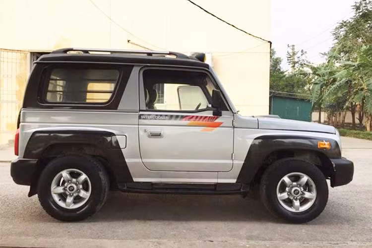 Kia Retona sử dụng cùng một nền tảng như Kia Sportage Convertible thế hệ đầu tiên. Đối thủ của Retona bao gồm Lada Niva, Suzuki Jimny và SsangYong Korando... Riêng chiếc Korando đời 2002 đến 2004 đã có thời gian xuất hiện khá nhiều tại Việt Nam dưới dạng xe bán tải 2 người.