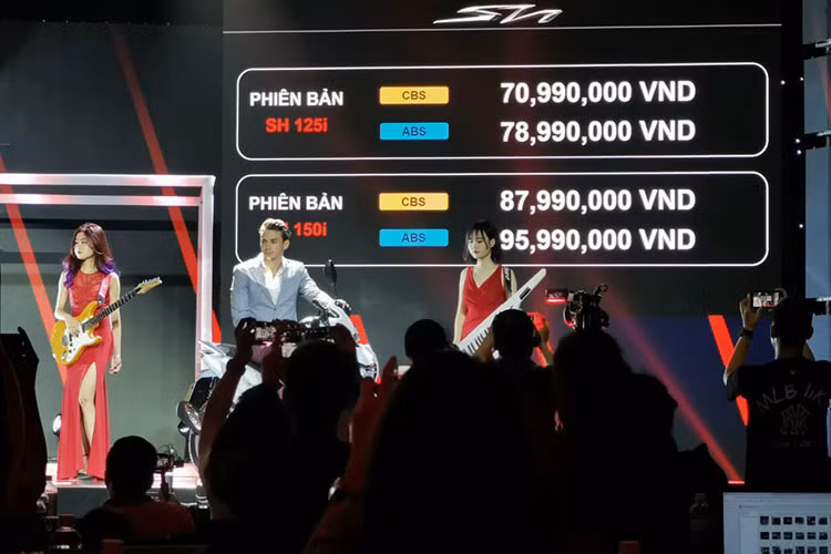 Giá xe ga Honda SH 2020 thế hệ mới cho phiên bản 125 CBS là 71 triệu, bản ABS là 79 triệu đồng. Giá bán cho Honda SH 150 CBS là 88 triệu và bản ABS có giá 96 triệu đồng - cao hơn một chút so với đời cũ.