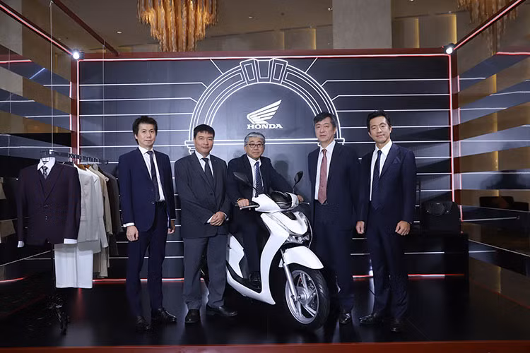 Phiên bản mới của mẫu xe ga Honda SH 125i/150i sẽ được chính thức bán ra thị trường vào ngày 24 tháng 11 năm 2019 thông qua các cửa hàng Bán xe và Dịch vụ do Honda Ủy nhiệm (HEAD) trên toàn quốc với thời gian bảo hành 3 năm hoặc 30.000 km (tùy theo điều kiện nào đến trước).