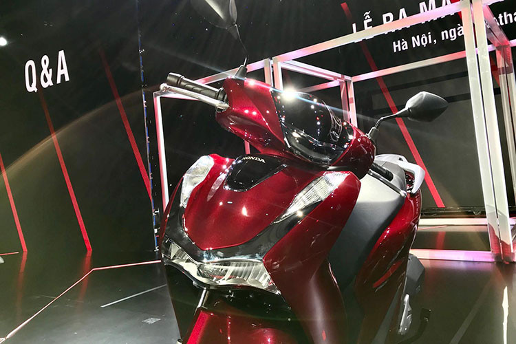 Thay đổi lớn nhất ở thế hệ Honda SH 2020 là thiết kế ngoại thất. Hệ thống đèn chiếu sáng toàn bộ sử dụng công nghệ LED có phong cách khá giống với mẫu xe côn tay Honda Winner X mới tại Việt Nam. Cụm đèn trước được chia thành năm phần, trong đó bao gồm cả đèn chiếu xa và đèn chiếu gần, giúp tăng cường khả năng chiếu sáng.