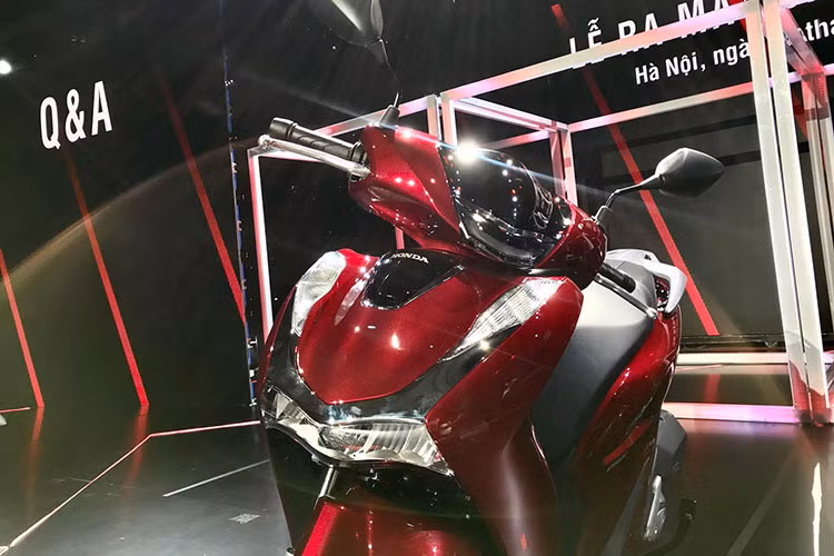 Thay đổi lớn nhất ở thế hệ Honda SH 2020 là thiết kế ngoại thất. Hệ thống đèn chiếu sáng toàn bộ sử dụng công nghệ LED có phong cách khá giống với mẫu xe côn tay Honda Winner X mới tại Việt Nam. Cụm đèn trước được chia thành năm phần, trong đó bao gồm cả đèn chiếu xa và đèn chiếu gần, giúp tăng cường khả năng chiếu sáng.