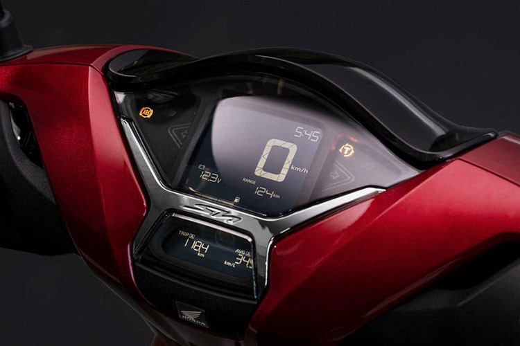 Mặt đồng hồ cũng được thiết kế mới với phần đo vận tốc lớn được di chuyển vào vị trí giữa màn hình, giúp người lái dễ dàng quan sát các thông số. Đồng hồ tốc độ được thiết kế tách biệt với màn hình hiển thị thông số, đem đến nét độc đáo, hiện đại cho tổng thể cụm đồng hồ trung tâm. 