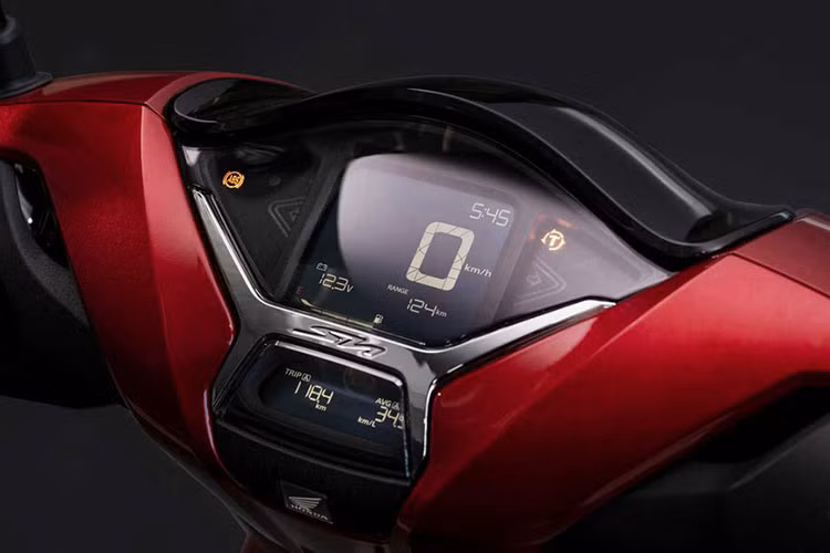 Mặt đồng hồ cũng được thiết kế mới với phần đo vận tốc lớn được di chuyển vào vị trí giữa màn hình, giúp người lái dễ dàng quan sát các thông số. Đồng hồ tốc độ được thiết kế tách biệt với màn hình hiển thị thông số, đem đến nét độc đáo, hiện đại cho tổng thể cụm đồng hồ trung tâm. 