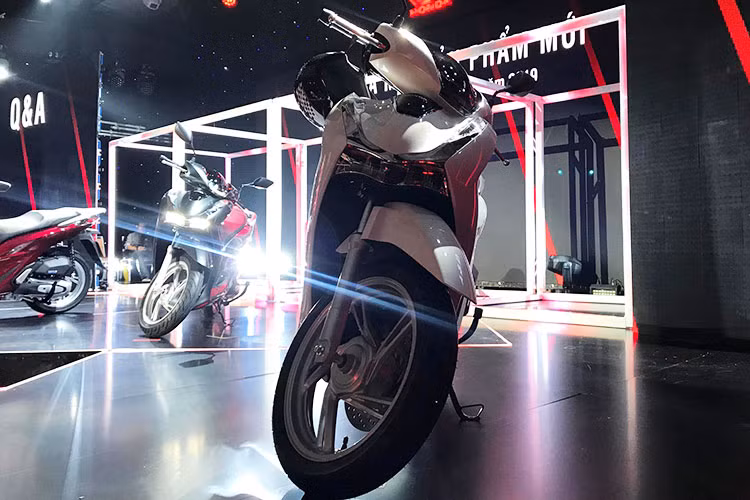 Hệ thống treo sau của Honda SH mới có khả năng điều chỉnh 5 cấp độ tải trọng với hành trình 83mm, trong khi phuộc trước dạng ống lồng có đường kính ti trong 33mm và dải hành trình 89mm. Bộ vành 5 chấu giống như thế hệ từ thế hệ trước, đi kèm cặp đĩa 240mm cho cả 2 bánh. Kẹp đĩa trước là 2 piston trong khi phanh sau có 1 piston.