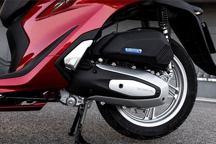 Vẫn sử dụng khối động cơ SOHC 4 kỳ xi-lanh đơn làm mát bằng chất lỏng, nhưng hãng xe Honda đã trang bị động cơ eSP+ mới cho SH 2020 có tới 4 van thay vì 2 van như trước đây. Nhờ đó, chiếc xe đã mạnh hơn đời cũ từ tua máy 4.000 vòng/phút cho tới tận cực đại 10.000 vòng/phút. 