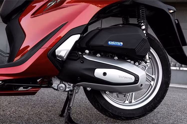 Vẫn sử dụng khối động cơ SOHC 4 kỳ xi-lanh đơn làm mát bằng chất lỏng, nhưng hãng xe Honda đã trang bị động cơ eSP+ mới cho SH 2020 có tới 4 van thay vì 2 van như trước đây. Nhờ đó, chiếc xe đã mạnh hơn đời cũ từ tua máy 4.000 vòng/phút cho tới tận cực đại 10.000 vòng/phút. 