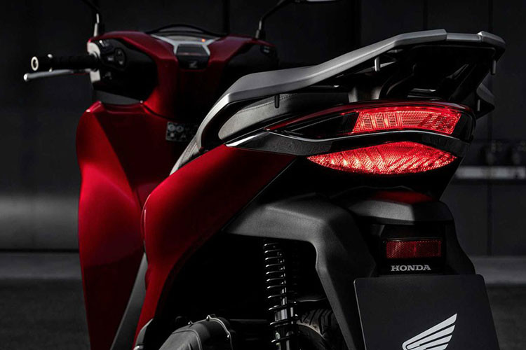 Ngoài ra, cổng USB sẽ được đưa vào cốp thay vì để ở ngoài như hiện tại. Nhờ thiết kế khung xe mới và thay đổi vị trí bình xăng, Honda SH được mở rộng cả về không gian cốp. Bình xăng đặt giữa xe và nắp bình xăng đặt phía trước giúp việc đổ xăng tiện lợi hơn. Đèn hậu là dạng LED 2 tầng, tạo hình dải đèn kiểu mới bắt mắt hơn. Ở phần thân xe cũng có sự thay đổi nhẹ cả về ống xả và tay xách.