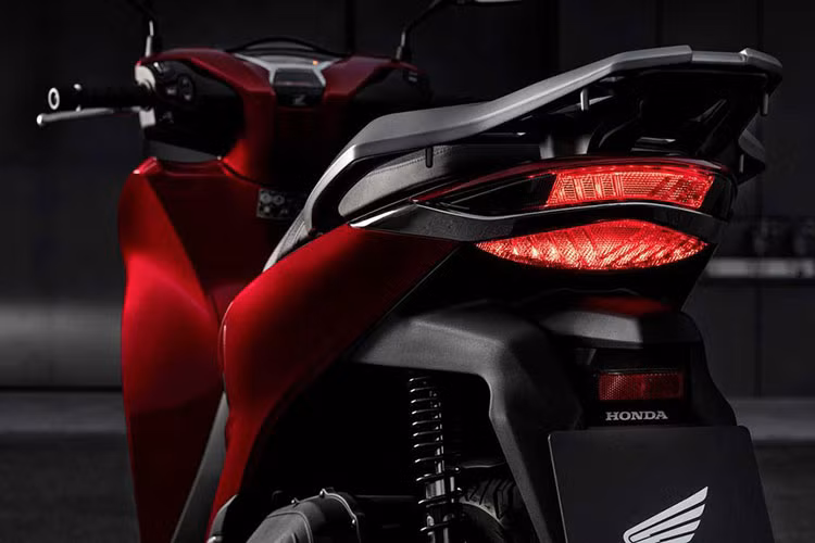 Ngoài ra, cổng USB sẽ được đưa vào cốp thay vì để ở ngoài như hiện tại. Nhờ thiết kế khung xe mới và thay đổi vị trí bình xăng, Honda SH được mở rộng cả về không gian cốp. Bình xăng đặt giữa xe và nắp bình xăng đặt phía trước giúp việc đổ xăng tiện lợi hơn. Đèn hậu là dạng LED 2 tầng, tạo hình dải đèn kiểu mới bắt mắt hơn. Ở phần thân xe cũng có sự thay đổi nhẹ cả về ống xả và tay xách.