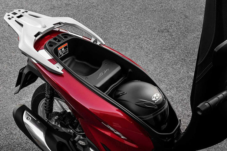 Giống như thế hệ hiện tại, Honda SH 2020 hoàn toàn mới cũng được trang bị các công nghệ quen thuộc như khoá thông minh Smartkey, Idling Stop, cổng sạc điện thoại và hộc đồ bên dưới yên. Ngoài ra, Honda trang bị thêm cổng sạc USB và cốp rộng tới 28L thay vì 18L như trước.