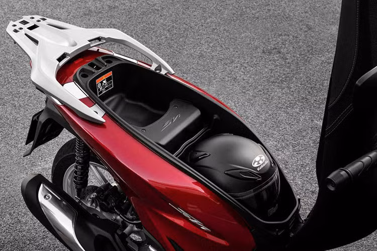 Giống như thế hệ hiện tại, Honda SH 2020 hoàn toàn mới cũng được trang bị các công nghệ quen thuộc như khoá thông minh Smartkey, Idling Stop, cổng sạc điện thoại và hộc đồ bên dưới yên. Ngoài ra, Honda trang bị thêm cổng sạc USB và cốp rộng tới 28L thay vì 18L như trước.