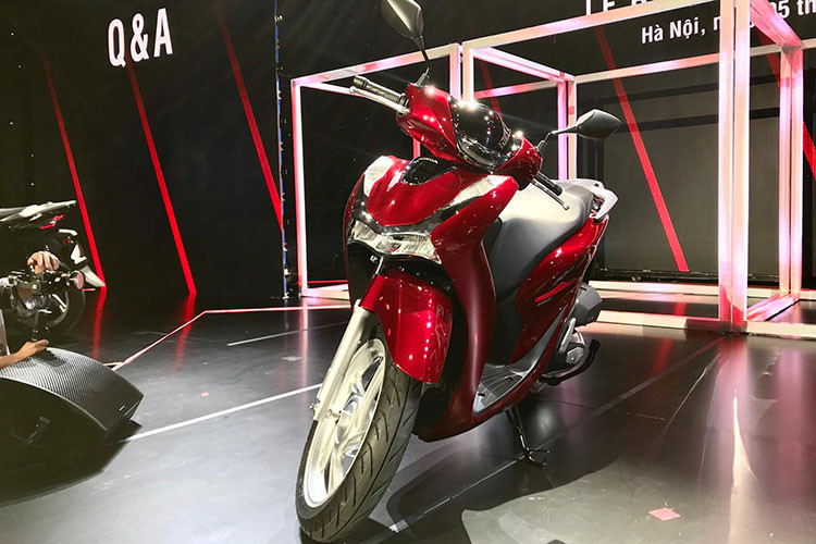 Giống như trước đây, Mẫu xe tay ga cao cấp Honda SH125/150i 2020 sẽ được trang bị an toàn với phanh ABS 2 kênh, nhưng thứ chưa từng xuất hiện là hệ thống điều khiển lực kéo. Một trang bị chỉ mới được trang bị trên SH 300i là hệ thống điều khiển lực kéo HSTC, giúp việc điều khiển chiếc xe an toàn hơn.