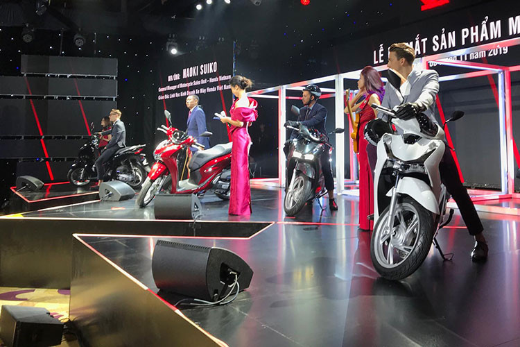 Honda SH125i 2020 mới được trang bị động cơ dung tích 124,5cc, cho công suất tối đa 12,3 mã lưc và mô men xoắn 11,4Nm. Trong khi đó động cơ 156,1cc trên "đàn anh" SH150i lại vượt trội hoàn toàn: đạt 16 mã lực tại 8.500rpm và 14,2Nm tại 6.500rpm - cao hơn thế hệ cũ 1,3 mã lực và 0,6Nm.