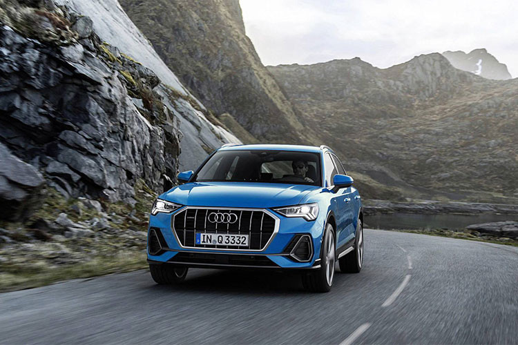 Kiểu dáng của xe cũng được lấy cảm hứng rất nhiều từ đàn anh Audi Q8, đặc biệt là lưới tản nhiệt thanh dọc. Xe được miêu tả như phiên bản thu nhỏ của Q8. Trong khi đó, phần đèn pha được thừa hưởng kiểu thiết kế từ dòng A3 Sportback. Khách hàng có thể lựa chọn nhiều kiểu mâm từ 17,18 đến 20 inch để hoàn thiện ngoại hình. 