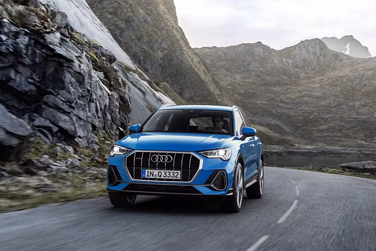 Kiểu dáng của xe cũng được lấy cảm hứng rất nhiều từ đàn anh Audi Q8, đặc biệt là lưới tản nhiệt thanh dọc. Xe được miêu tả như phiên bản thu nhỏ của Q8. Trong khi đó, phần đèn pha được thừa hưởng kiểu thiết kế từ dòng A3 Sportback. Khách hàng có thể lựa chọn nhiều kiểu mâm từ 17,18 đến 20 inch để hoàn thiện ngoại hình. 