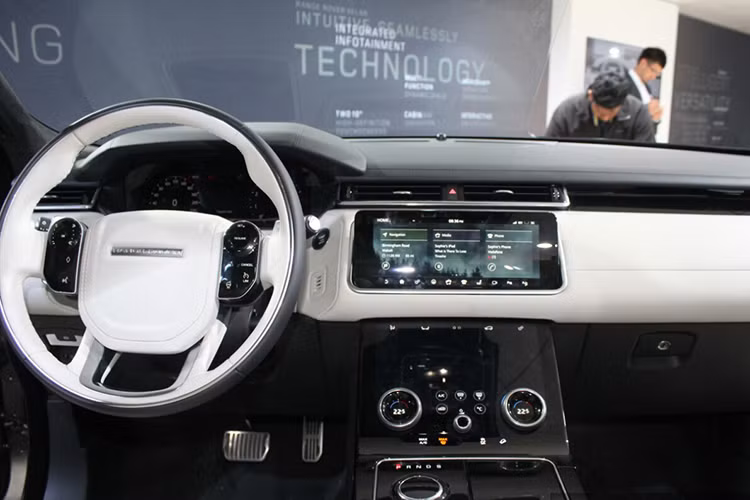 Bên trong nội thất của mẫu SUV hạng sang Velar mới là không gian nội thất có thiết kế tương tự những mẫu xe Range Rover khác từng xuất hiện trước đây. Tuy nhiên, điểm nhấn bên trong nội thất chính là 2 màn hình cảm ứng 10 inch siêu rộng nằm liền nhau theo chiều dọc.