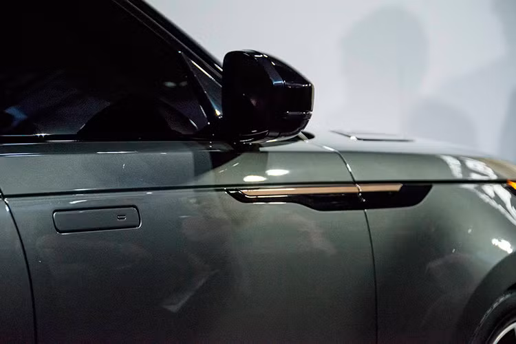 Không chỉ nằm giữa, Range Rover Velar còn chịu ảnh hưởng từ thiết kế của hai đàn anh Evoque và Sport. Phần đầu xe của Range Rover Velar rõ ràng là chịu ảnh hưởng lớn từ Evoque. Trong khi đó, toàn bộ phần còn lại gợi liên tưởng đến Sport, ngoại trừ những chi tiết tròn trịa hơn và đường gân mềm mại hơn.