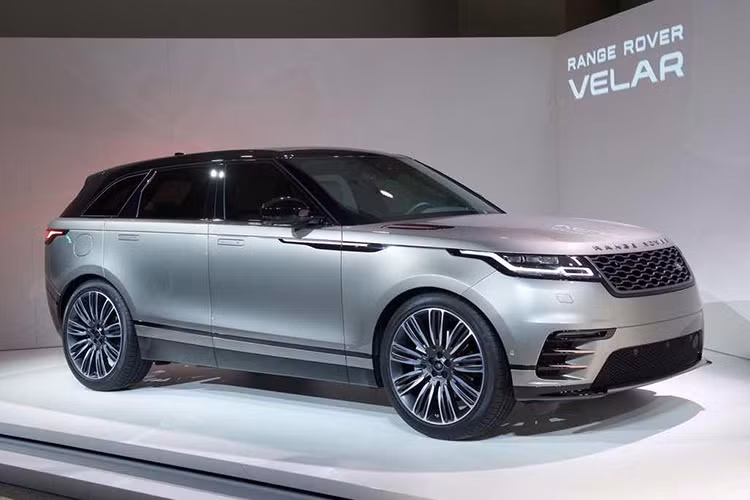Như đã biết, Range Rover Velar không phải là mẫu SUV hạng sang đơn thuần. Thay vào đó, Range Rover Velar giống xe SUV lai coupe hơn, tương tự BMW X6 và Mercedes-Benz GLE Coupe. Các kích thước cơ bản của mẫu SUV hạng sang này bao gồm chiều dài tổng thể 4.803 mm, rộng 1.930 mm, cao 1.665 mm và chiều dài cơ sở 2.784 mm. Thêm vào đó là chiều cao gầm 251 mm và khả năng lội nước sâu 650 mm.