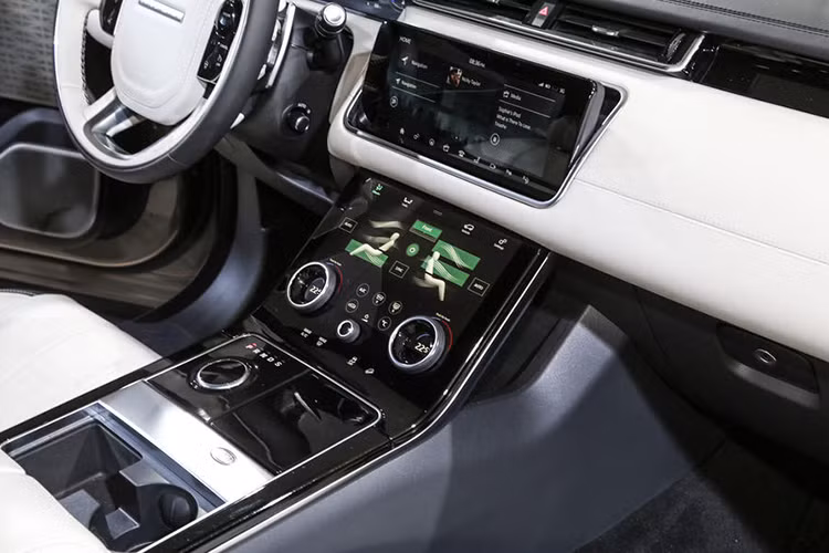 Phiên bản HSE cao cấp nhất của mẫu xe Range Rover Velar 2018 có những trang bị mới như đèn pha LED thích ứng, ghế trước chỉnh điện 20 hướng, nội thất bọc da Windsor, hệ thống kiểm soát hành trình, phanh đỗ xe tự động và cảnh báo giao thông phía sau. 2 bản còn lại chỉ đi kèm ghế trước chỉnh điện 10 hướng.