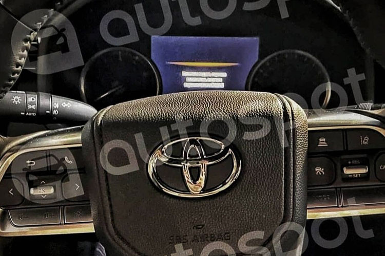 Bên trong, Toyota Land Cruiser thế hệ mới sở hữu nội thất được thiết kế khá giống với người anh em Harrier thế hệ mới. Điều này được thể hiện qua những chi tiết ốp bằng kim loại màu satin và cần số ngắn. Ngoài ra, xe còn được trang bị màn hình màu đa thông tin bên trong bảng đồng hồ mới, vô lăng 3 chấu khác biệt và cụm điều khiển trung tâm thay đổi hoàn toàn thiết kế. Nằm trên cụm điều khiển trung tâm là màn hình thông tin giải trí cỡ lớn, có thể có kích thước 12 inch.