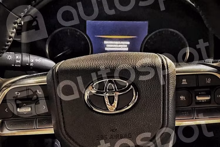 Bên trong, Toyota Land Cruiser thế hệ mới sở hữu nội thất được thiết kế khá giống với người anh em Harrier thế hệ mới. Điều này được thể hiện qua những chi tiết ốp bằng kim loại màu satin và cần số ngắn. Ngoài ra, xe còn được trang bị màn hình màu đa thông tin bên trong bảng đồng hồ mới, vô lăng 3 chấu khác biệt và cụm điều khiển trung tâm thay đổi hoàn toàn thiết kế. Nằm trên cụm điều khiển trung tâm là màn hình thông tin giải trí cỡ lớn, có thể có kích thước 12 inch.