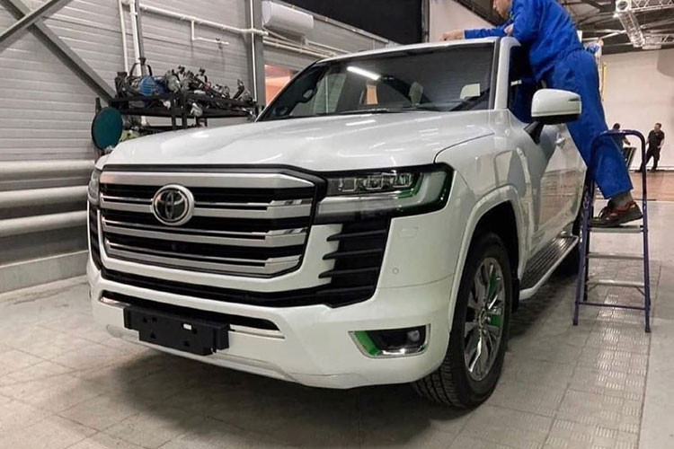 Ngoài ra, mẫu xe SUV Toyota Land Cruiser 2022 còn được trang bị cụm đèn pha LED thanh mảnh hơn trước. Cụm đèn pha này được bao quanh bằng nẹp hình cây gậy khúc côn cầu, tạo cảm giác như nối liền với nẹp của lưới tản nhiệt. Bên dưới nữa là cản trước hầm hố hơn và đèn sương mù nhỏ, nằm trong hốc hình thang với viền mạ crôm.