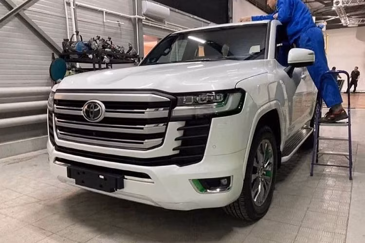 Ngoài ra, mẫu xe SUV Toyota Land Cruiser 2022 còn được trang bị cụm đèn pha LED thanh mảnh hơn trước. Cụm đèn pha này được bao quanh bằng nẹp hình cây gậy khúc côn cầu, tạo cảm giác như nối liền với nẹp của lưới tản nhiệt. Bên dưới nữa là cản trước hầm hố hơn và đèn sương mù nhỏ, nằm trong hốc hình thang với viền mạ crôm.