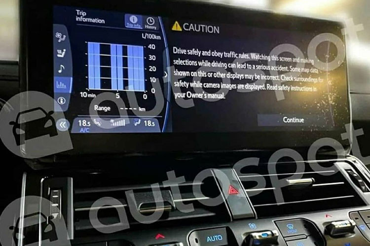 Bên dưới màn hình thông tin giải trí là cửa gió điều hòa hình chữ nhật và các nút bấm chỉnh điều hòa. Chưa hết, hãng Toyota cũng bố trí nút chỉnh các chế độ sưởi và làm mát của ghế lái cũng như ghế phụ lái ở cụm điều khiển trung tâm. Bao quanh cần số mới sẽ là các nút chọn chế độ lái, bao gồm cả Off-road. Sạc điện thoại thông minh không dây và phanh đỗ xe điện tử cũng xuất hiện bên trong mẫu SUV cỡ lớn này.